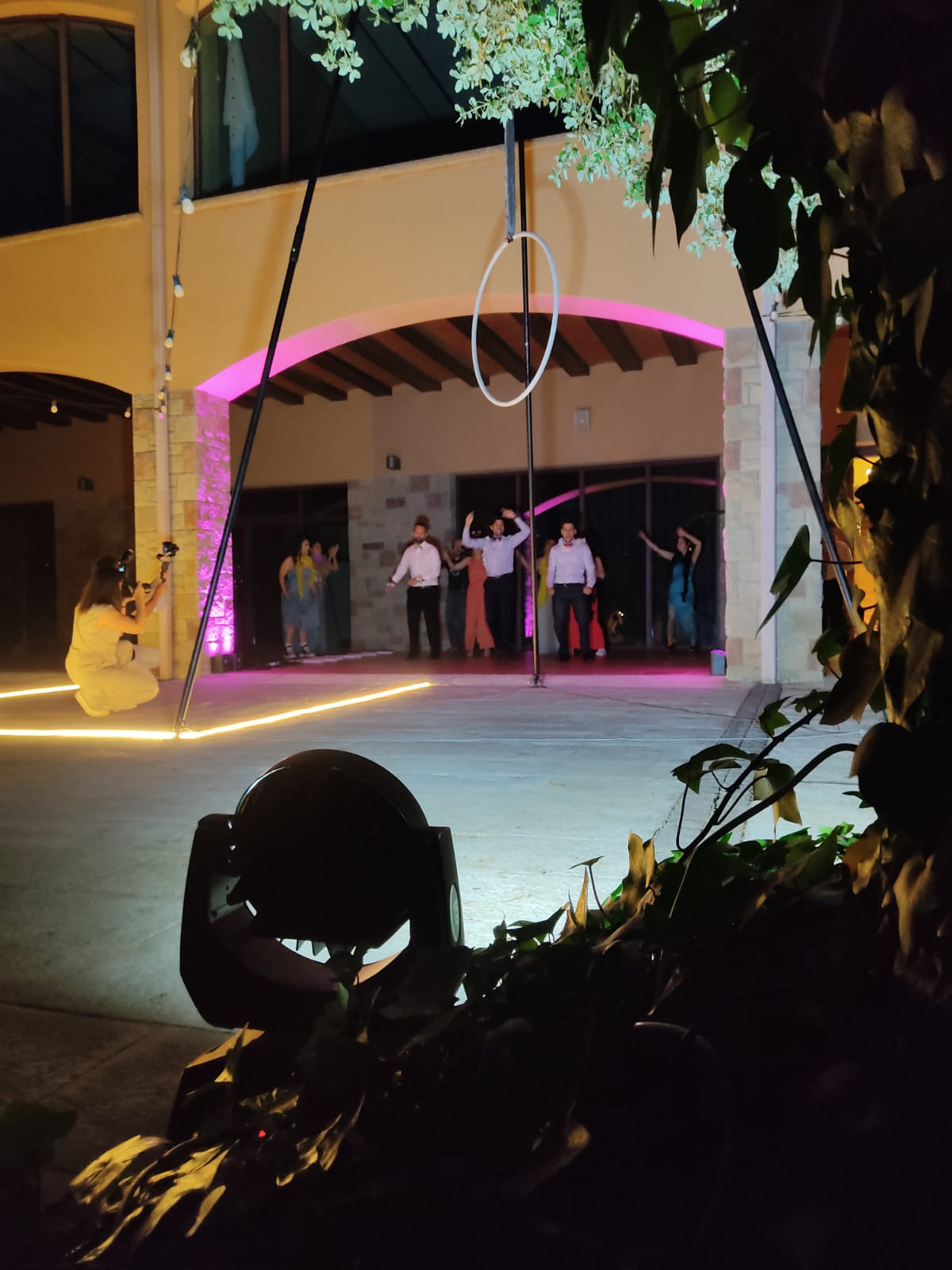 Celebración nocturna con efectos de luz